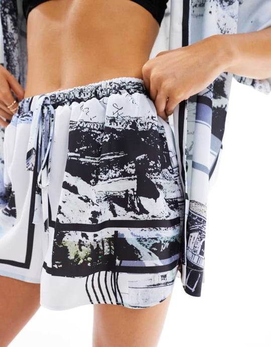 ASOS DESIGN satängkoordinationsshorts i tidningstryck - Image 2