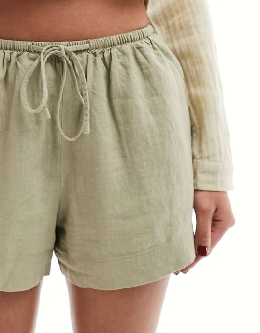Cotton On avslappnad dragsko-shorts i khaki linne-look - Image 2