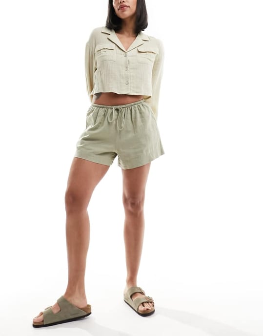 Cotton On avslappnad dragsko-shorts i khaki linne-look - Image 3
