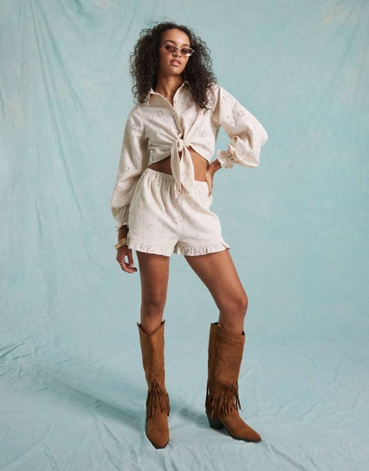 Miss Selfridge broderad volangkantshorts i krämfärg - Image 1