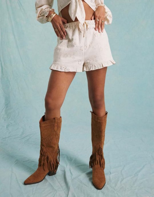 Miss Selfridge broderad volangkantshorts i krämfärg - Image 2
