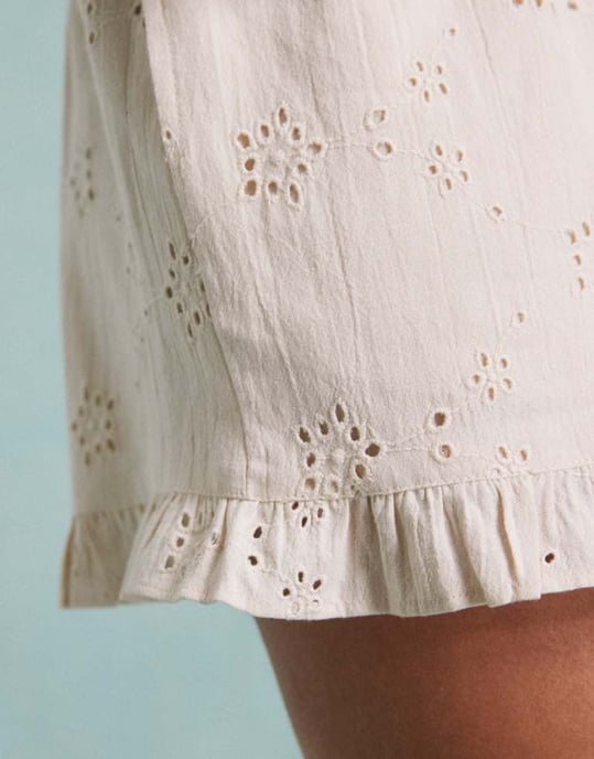 Miss Selfridge broderad volangkantshorts i krämfärg - Image 4
