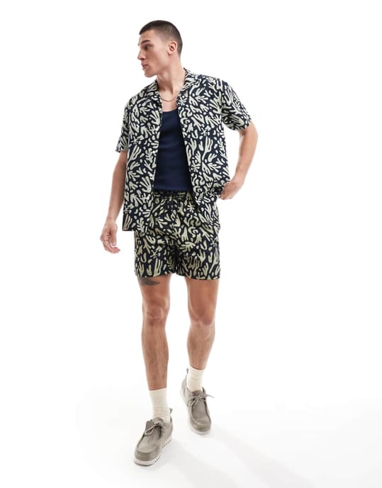 Farah printed shorts in navy - Image 3
