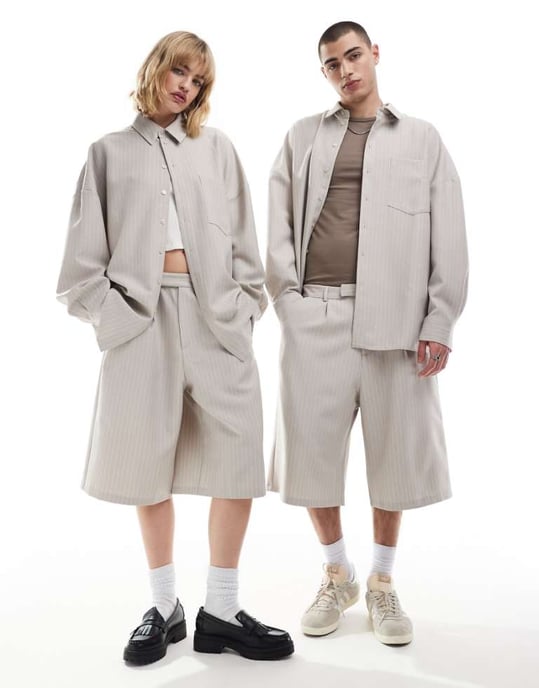 COLLUSION unisex co-ord avslappnade vida skräddarsydda shorts i sandrandig - Image 1