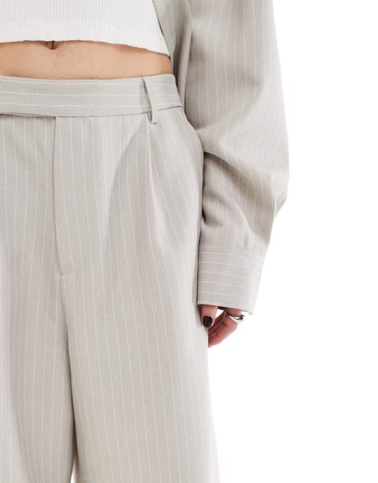 COLLUSION unisex co-ord avslappnade vida skräddarsydda shorts i sandrandig - Image 4