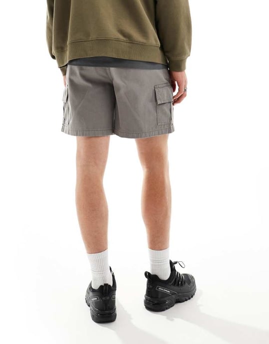 ASOS DESIGN passform cargoshorts i kolsvart - Image 3