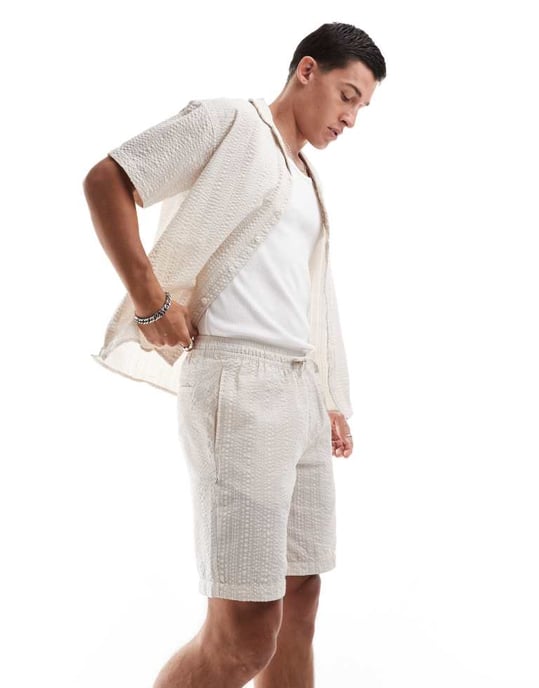 Jack & Jones samordnad skrynklig short i beige - Image 4