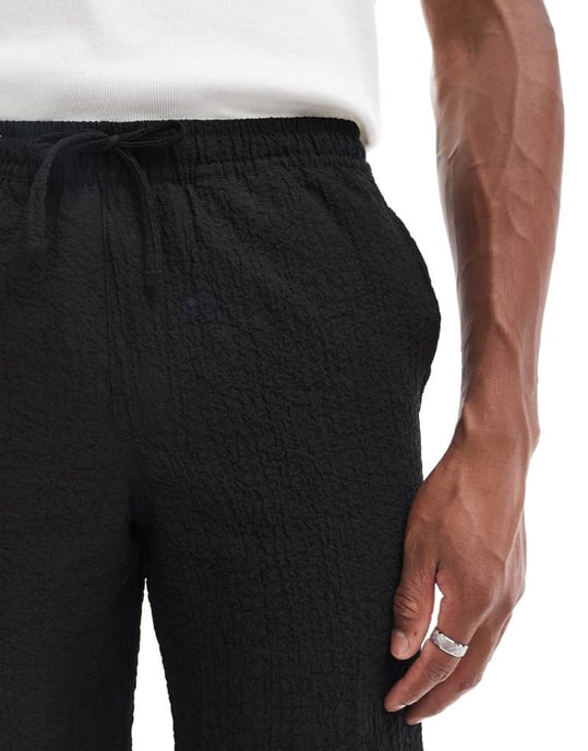 Jack & Jones koordinerad skrynklig short i svart - Image 3