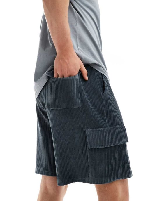 ASOS DESIGN överdimensionerade rippade velourshorts i grått med cargo-fickor - Image 3