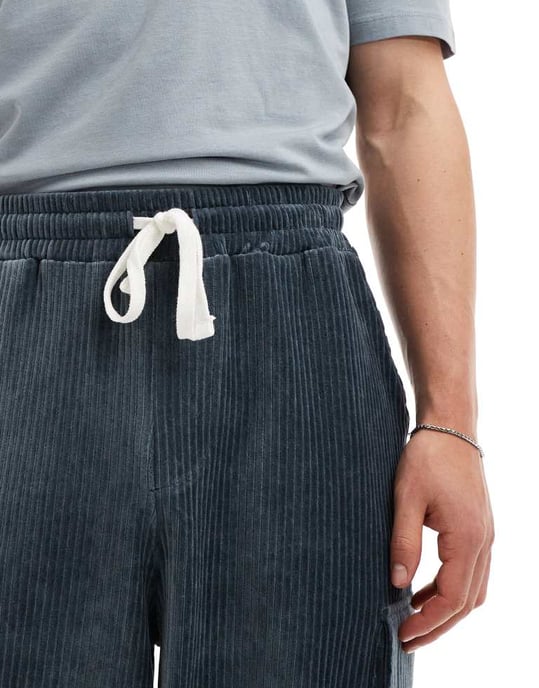 ASOS DESIGN överdimensionerade rippade velourshorts i grått med cargo-fickor - Image 4