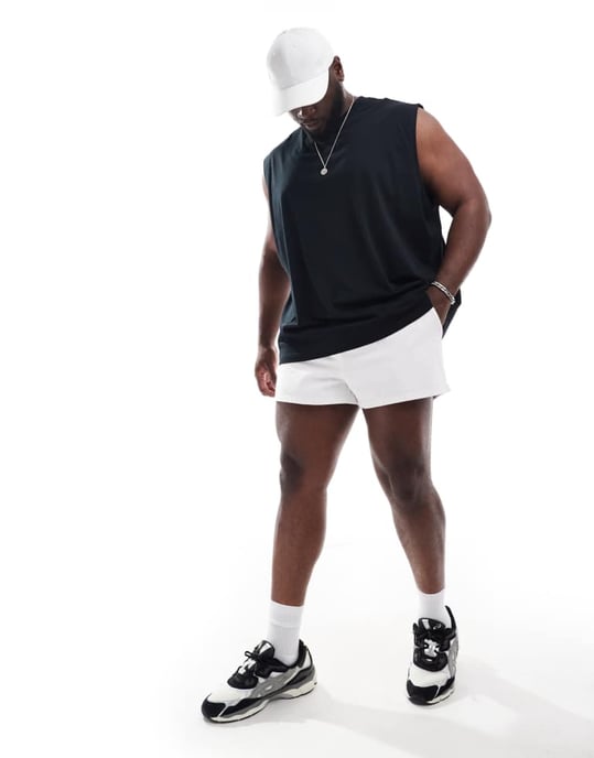 ASOS DESIGN plisserade korta denimshorts i vitt - Image 2