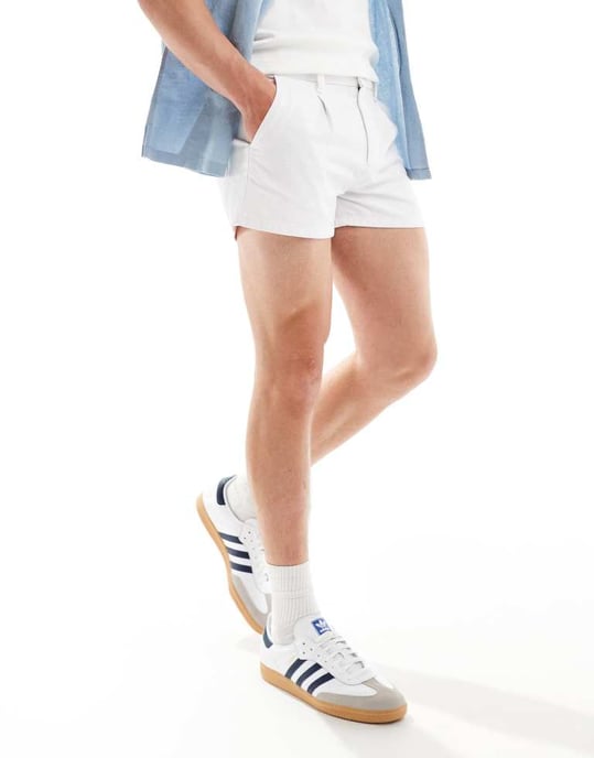 ASOS DESIGN plisserade korta denimshorts i vitt - Image 3
