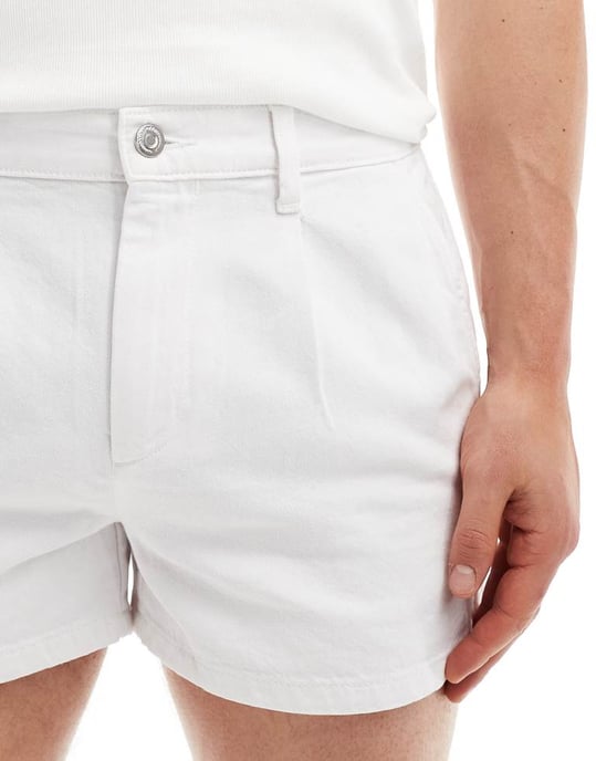ASOS DESIGN plisserade korta denimshorts i vitt - Image 4