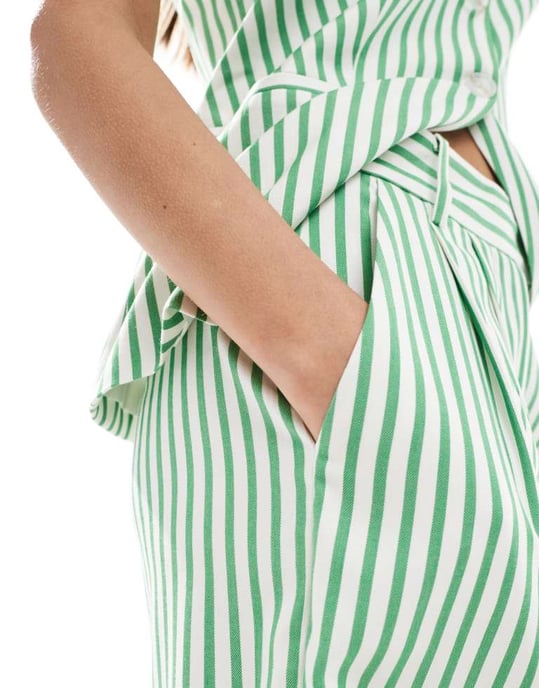ASOS DESIGN långlinje högmidjad skräddarsydd shortsdress i grönrandig - Image 2
