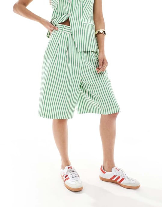 ASOS DESIGN långlinje högmidjad skräddarsydd shortsdress i grönrandig - Image 3