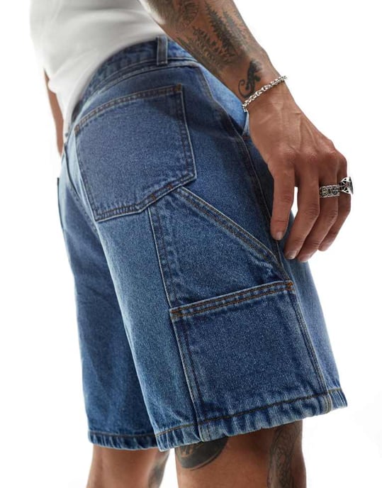ASOS DESIGN standardlängd denimjorts med snickardetaljer i mellanblått tvätt - Image 2