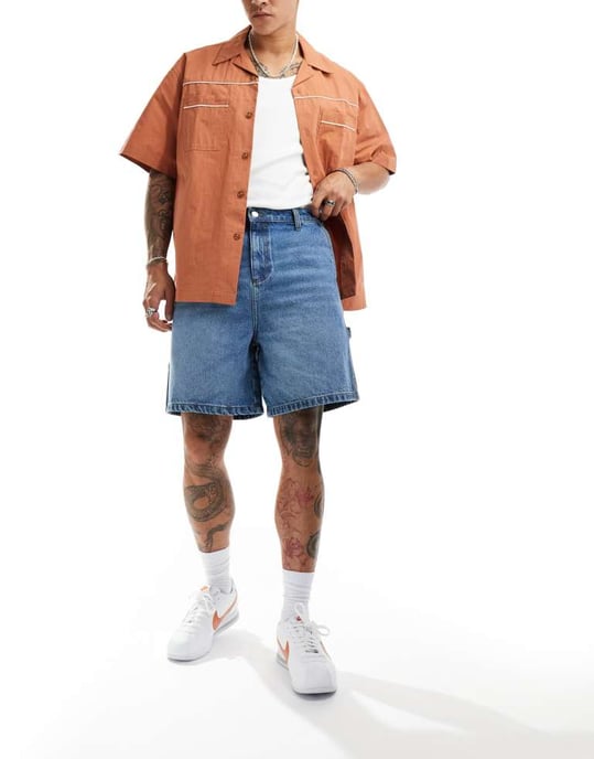ASOS DESIGN standardlängd denimjorts med snickardetaljer i mellanblått tvätt - Image 3