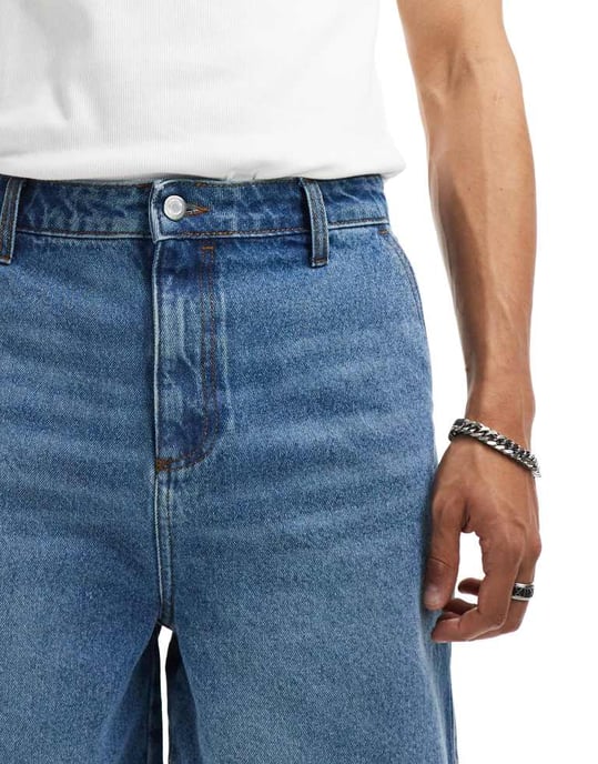 ASOS DESIGN standardlängd denimjorts med snickardetaljer i mellanblått tvätt - Image 4