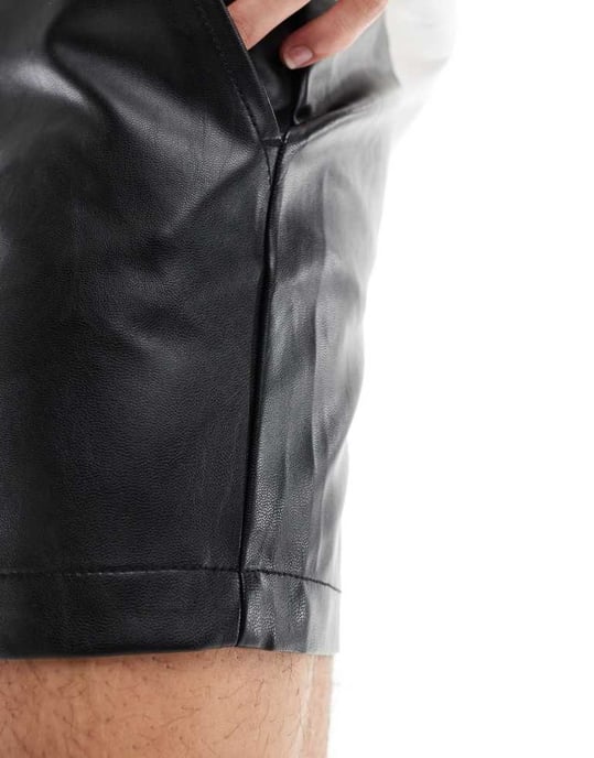 ASOS DESIGN slim läderlook shorts i svart - Image 3