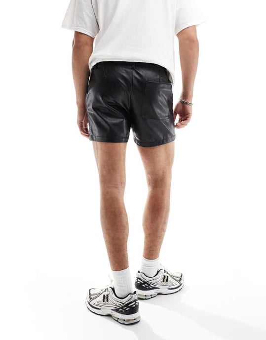 ASOS DESIGN slim läderlook shorts i svart - Image 4