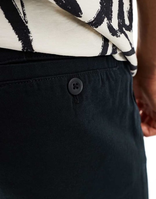 ASOS DESIGN dubbel veckad chinoshorts i svart - Image 3