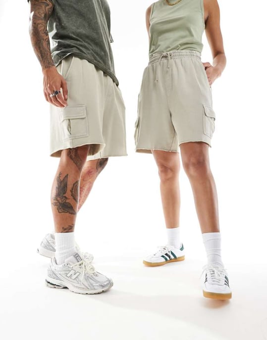 ASOS DESIGN unisex oversized cargoshorts i tvättad ecru - Image 2
