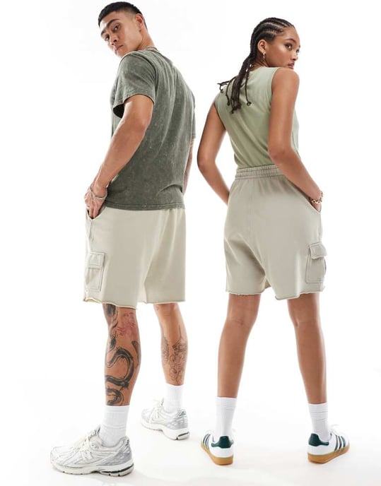 ASOS DESIGN unisex oversized cargoshorts i tvättad ecru - Image 3