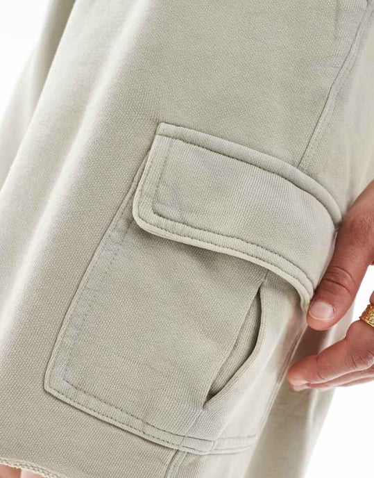 ASOS DESIGN unisex oversized cargoshorts i tvättad ecru - Image 4