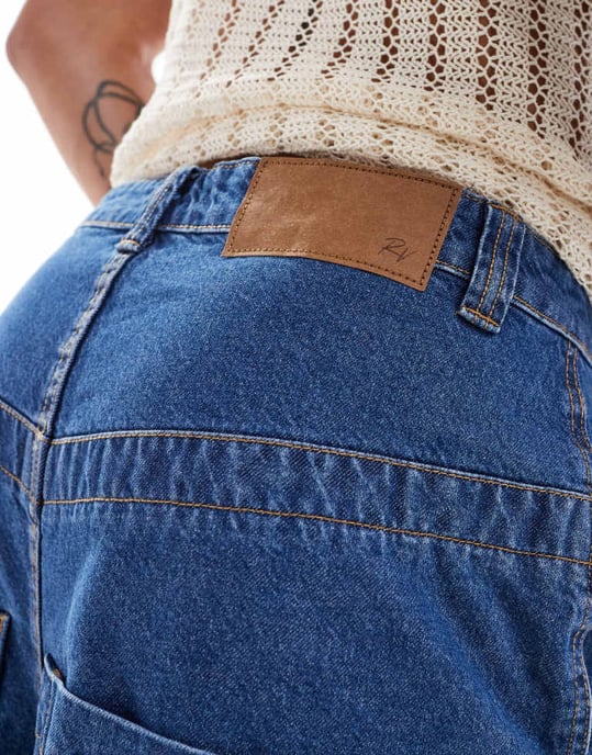 Återvunnen vintage unisex längre denim snickarbukshorts i indigo - Image 3