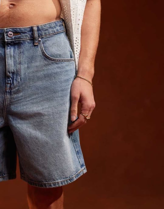 ASOS DESIGN standardlängd denimshorts i vintage ljusblå tvätt - Image 4