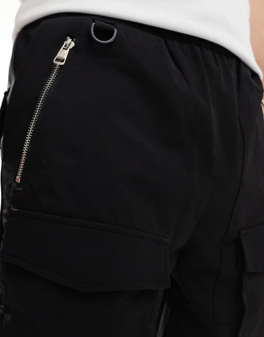 The Couture Club kontrasterande panelerade cargo shorts i svart - Image 3