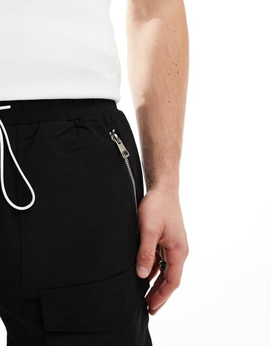 The Couture Club kontrasterande panelerade cargo shorts i svart - Image 4