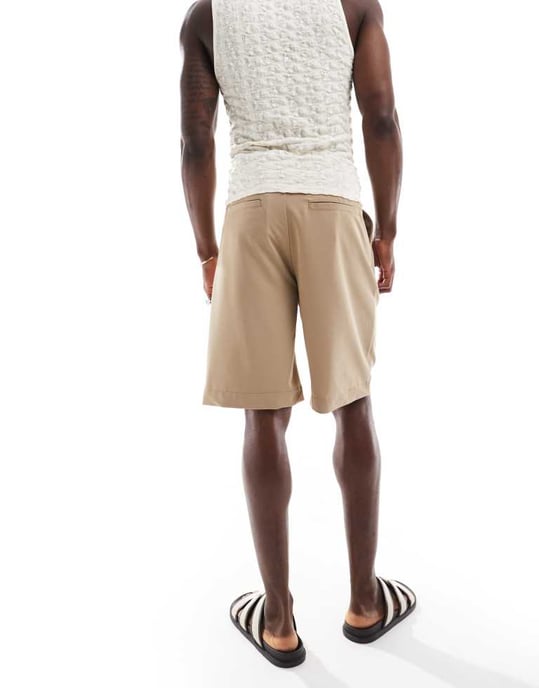 ONLY & SONS löst sittande plisserad skräddarsydd short i beige - Image 3
