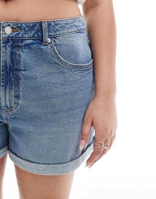 ASOS DESIGN Curve denim comfort mom short in mid blue - Image 3