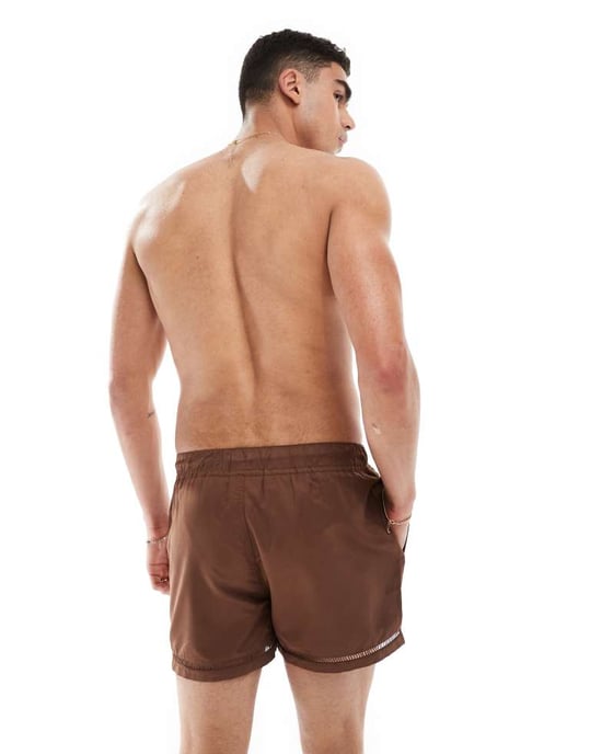 ASOS DESIGN badshorts i kort längd med fålldetaljer i brunt - Image 3