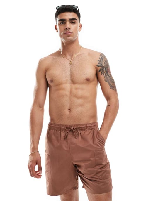 ASOS DESIGN simshorts i medellängd med cargofickdetalj i brunt - Image 2