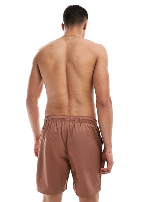 ASOS DESIGN simshorts i medellängd med cargofickdetalj i brunt - Image 3