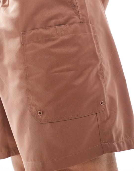 ASOS DESIGN simshorts i medellängd med cargofickdetalj i brunt - Image 4