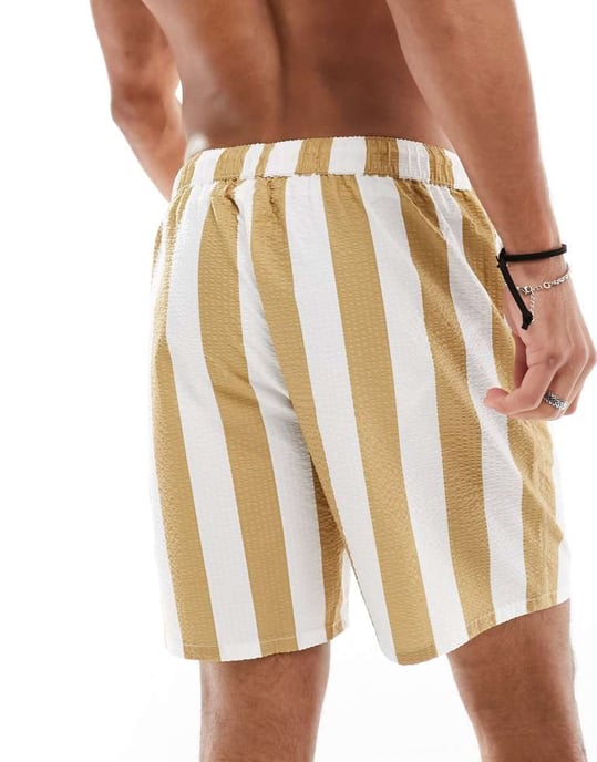 ASOS DESIGN seersucker badshorts i medellängd i vit och karamellrand - Image 2