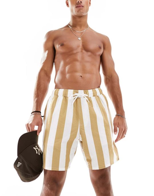 ASOS DESIGN seersucker badshorts i medellängd i vit och karamellrand - Image 3