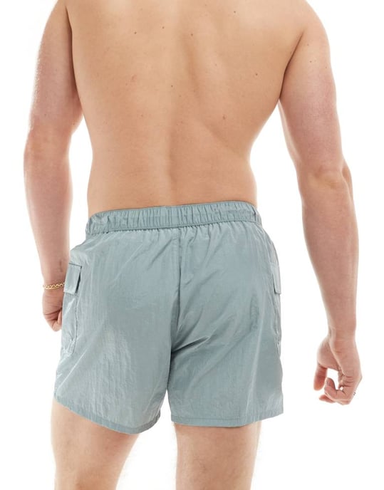 ASOS DESIGN badshorts i kort längd med cargo ficka i grått - Image 3