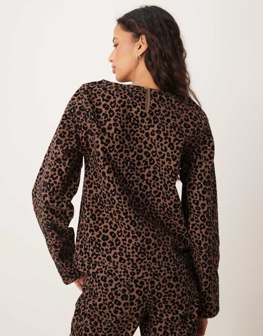 ASOS DESIGN mjukt denim långärmad topp i mörk leopardmönster - Image 4