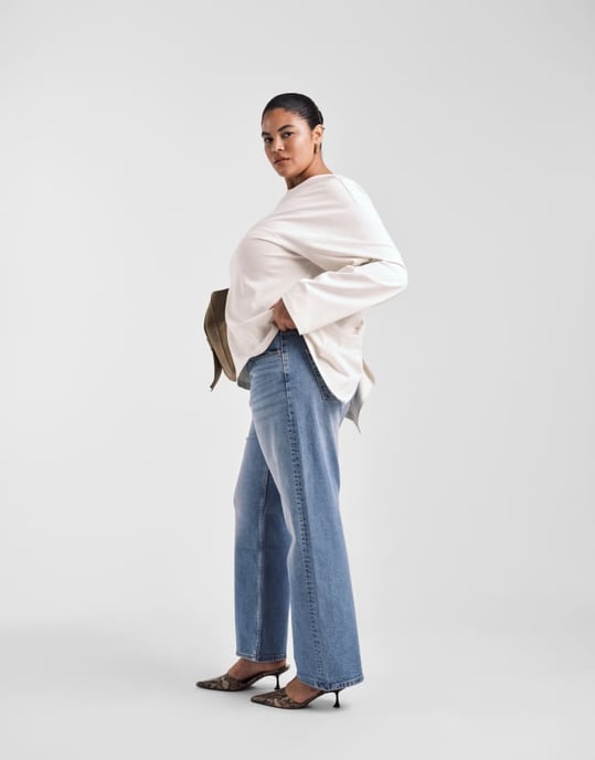 ASOS DESIGN Curve comfort stretch straight leg jeans in light mid blue - Image 3