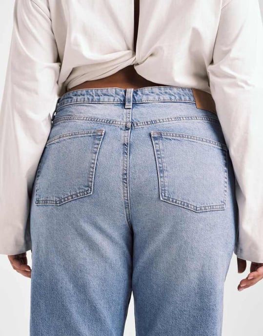 ASOS DESIGN Curve comfort stretch straight leg jeans in light mid blue - Image 4