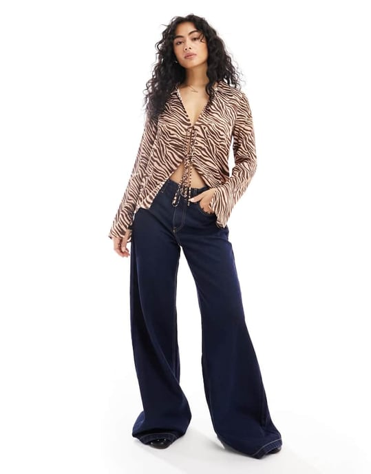 ASOS DESIGN blus i satin med knytning framtill i djurtryck - Image 3