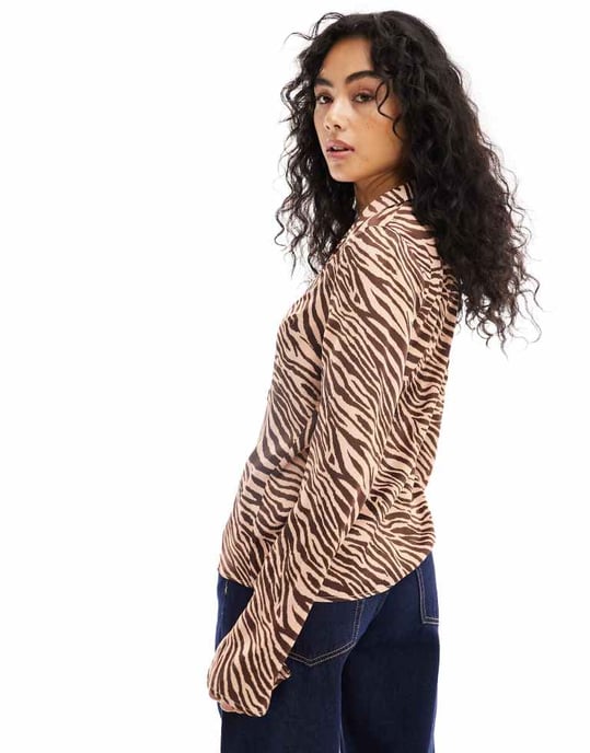 ASOS DESIGN blus i satin med knytning framtill i djurtryck - Image 4