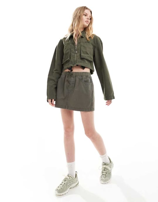 ASOS DESIGN kortärmad skjorta med praktiska fickor i tvättad khaki koord - Image 2
