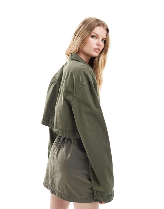 ASOS DESIGN kortärmad skjorta med praktiska fickor i tvättad khaki koord - Image 3