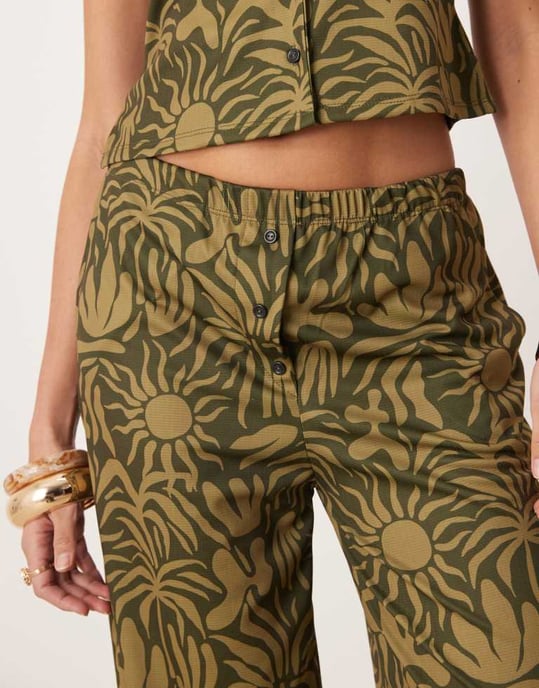 ASOS DESIGN wide leg trouser with floral print co-ord in khaki - Image 3