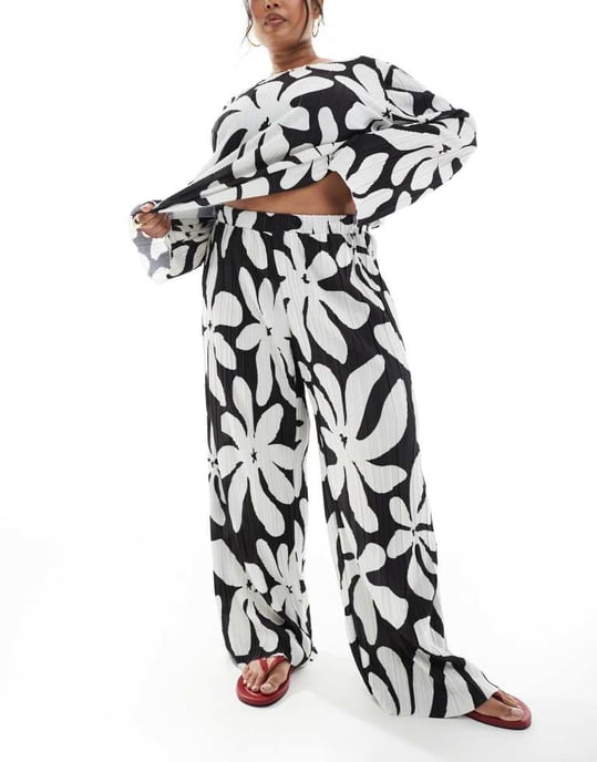 Vero Moda Curve high waist wide leg plisse trouser in monochrome floral print - Image 2